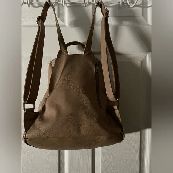 Joy Susan Backpack
Like NEW !!!
Top 12” W11”D7”Drop 22”
Zip&Slip pockets
EUC - Picture 3 of 8